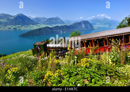 Dampf-Eisenbahn klettern die Rigi, Vierwaldstättersee, Berg Bürgenstock und Pilatus Berg auf der Rückseite, Vitznau Stockfoto