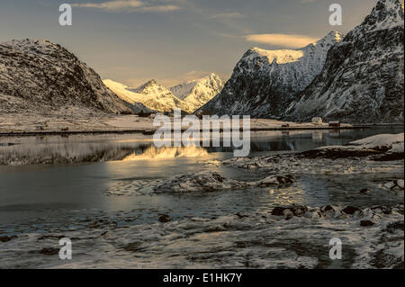 Bø in der Nähe von Flakstad, Flakstadpollen, Flakstadøya, Lofoten Inseln, Norwegen Stockfoto