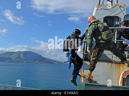 121211-N-XZ912-007: SOUDA BAY, Griechenland (11. Dezember 2012) - Hellenic navy Ensign Alexander Tsaltas, rechts, und der US Coast Guard Cmd Stockfoto