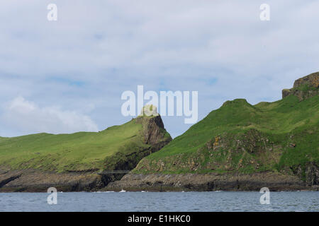 So genannte Atlantik-Brücke zwischen Mykineshólmur und Mykines, Außeninseln, Färöer, Dänemark Stockfoto