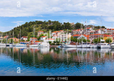 Skradin ist eine kleine historische Stadt und Hafen an der Adria und dem Fluss Krka in Kroatien Stockfoto