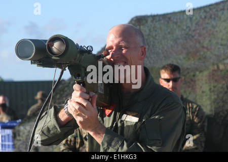 Generalmajor Christopher S. Owens soll mit einem elektronischen SA-16 Mann Portable Air Defense System auf Westfeld hier Dez. 12 während Stockfoto