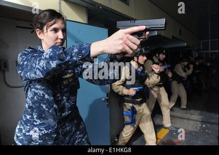 US Küstenwache Lt. Kim Manuel beteiligt sich links, in einem Kleinwaffen Kurs an Bord der hellenischen Marine ehemalige Schulschiff Aris ( Stockfoto