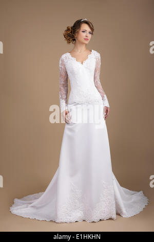 Anmutige Exquisite Auburn Braut im Hochzeitskleid Stockfoto