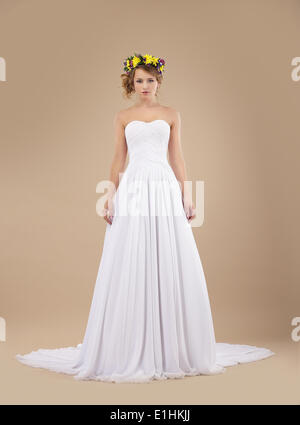 Vermählung. Braut-Mode-Modell mit Kranz aus Blumen im weißen Kleid Stockfoto