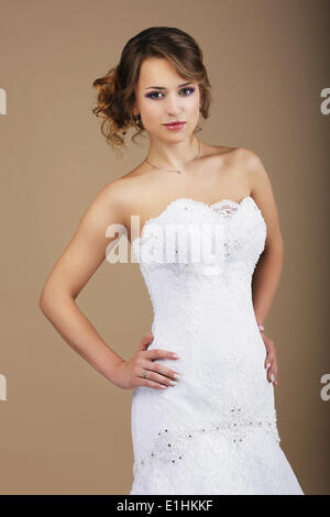 Schöne Frau mit weißen Brautkleid Stockfoto