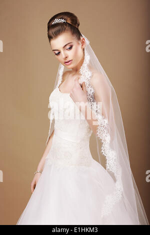 Weiblichkeit. Sentimental Braut im weißen Kleid und durchbrochenen Schleier Stockfoto