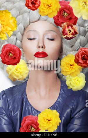 Fantasie. Porträt der Frau mit geschlossenen Augen und bunten Blumen schlafen Stockfoto