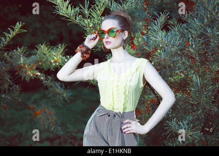 Charisma. Individualität. Luxuriöse Frau in ausgefallene Sonnenbrillen außerhalb Stockfoto