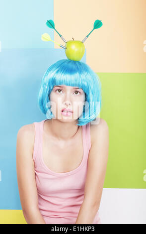 Stilisierte Frau mit Apfel auf dem blauen Haaren Kopf. Serie von Fotos Stockfoto