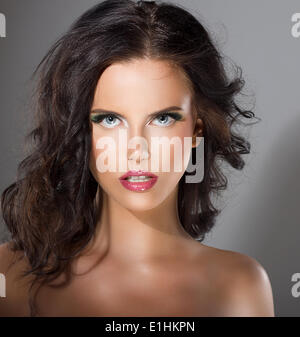 Glamouröse junge Frau mit perfekten gesunde saubere Haut. Natürliches Make-up Stockfoto