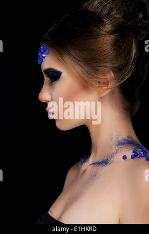 Vogue. Künstlerisches Profil der jungen Frau mit trendigen glamouröse Make-up Stockfoto