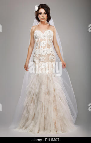 Mode Modell edel Braut in langen Hochzeitskleid und Schleier Stockfoto