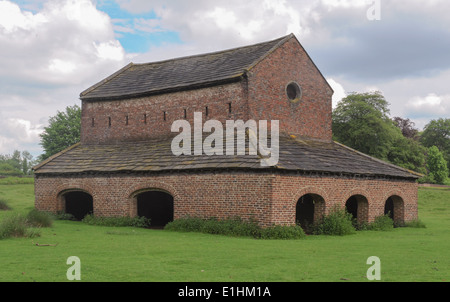 Viktorianischer Roter Brick Deer Barn im Park im Dunham Massey Park im ländlichen Altrincham, Cheshire, England, Großbritannien Stockfoto