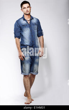 Full Length Portrait of zuversichtlich barfuß Jüngling in Blue Jeans Stockfoto