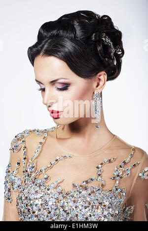 Formale Partei. Wunderschöne Mode-Modell in feierlichen glänzendes Kleid mit Juwelen Stockfoto