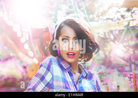 Spannung. Erstaunt und begeistert Frau Gesicht im Bokeh Stockfoto