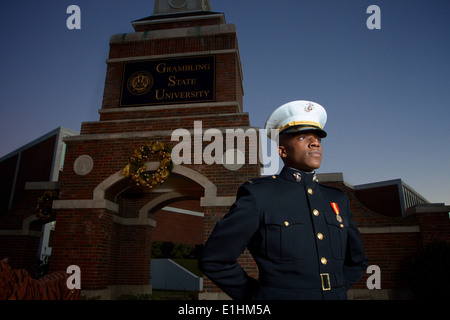 US Marine Corps 2nd Lt. Olaolu Ogunyemi trägt die Uniform Kleid blau zum ersten Mal vor seiner Alma Mater, Grambling Stockfoto