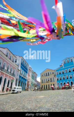 Farbenfrohe brasilianische Wunsch Bänder winken in den Himmel über koloniale Architektur der Pelourinho Salvador Bahia Brasilien Stockfoto