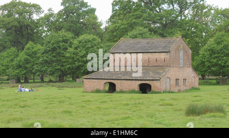 Viktorianischer Roter Brick Deer Barn im Park im Dunham Massey Park im ländlichen Altrincham, Cheshire, England, Großbritannien Stockfoto