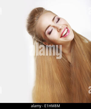 Aufrichtiges Lächeln. Jubelnde junge Frau mit fließenden gesunde Haare. Freude Stockfoto