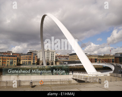 Die Millennium-Brücke über den Fluss Tyne zwischen Newcastle und Gateshead Stockfoto