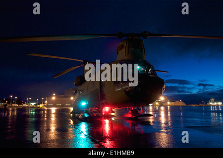 US Army Flugbesatzungsmitglieder bereiten einen CH-47F Chinook-Hubschrauber aus B. Company, 1. Bataillon, 52. Aviation Regiment für eine Stockfoto