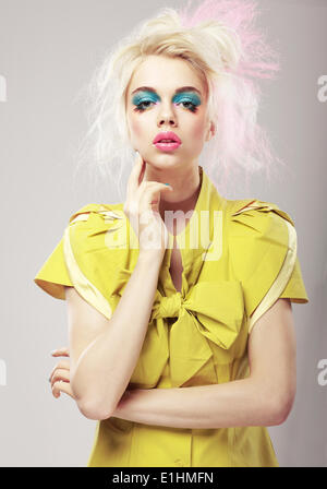 Art Deco. Lebendige blondes Haar Frau mit auffälligen Make-up. Glamour Stockfoto