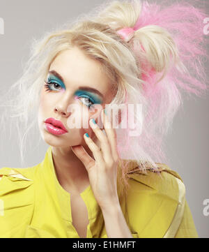 Porträt von helle Blondine mit zotteligen Haaren und blauen Augen Make-up. Glam Stockfoto