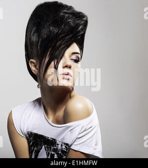 Hochsteckfrisur schwarze Haare. Stilvolle Frau mit trendigen Frisur mit Diamant-Ohrringe Stockfoto