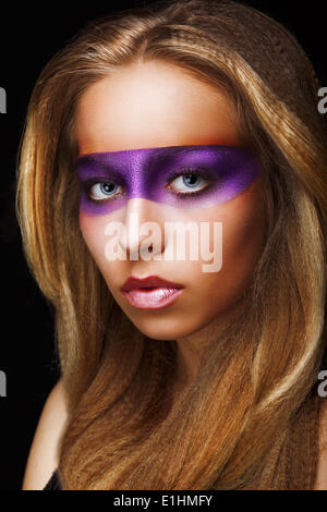 Fantasie. Färbung. Trendige Frau mit glänzend bunten Make-up. Faceart Stockfoto