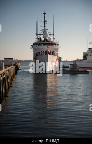 Die Coast Guard Cutter nach vorne zurück, um in Portsmouth, Virginia, Montag, 7. Januar 2013, nach einer 45-Tage-Patrouille in der Carib Heimathafen Stockfoto