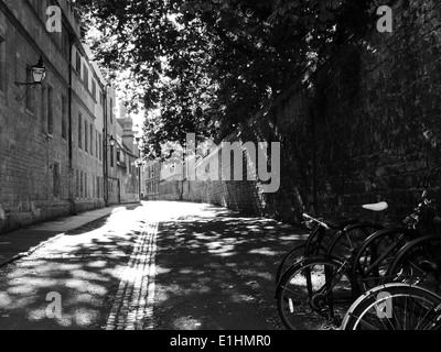 Eine gepflasterte Straße in Oxford mit abgestellten Fahrrädern Stockfoto