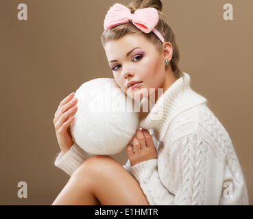 Strumpfwaren. Schöne Teen in Handarbeit gewebt Pullover mit weißen Knäuel Stockfoto