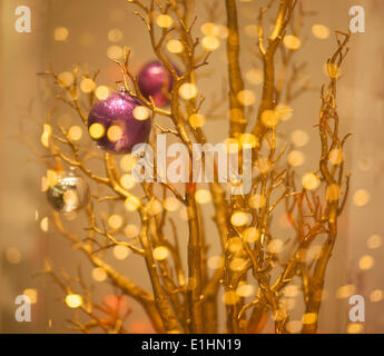 Weihnachtsbaum-Dekor - vergoldet Bokeh Goldgrund Stockfoto