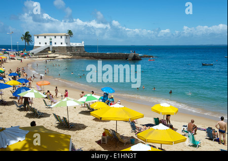 Hellen Sonnenschirmen dekorieren Strand Porto da Barra in Salvador Bahia Brasilien Stockfoto