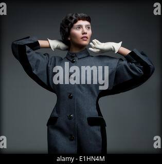 Aristokratisch gestylte Frau im Herbst eleganten Outfit. Altmodische Sammlung Stockfoto