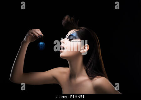 Fantasie. Bild der Phantasie Frau hält eine blaue Kugel in der hand. Inspiration Stockfoto