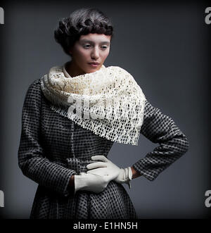 Aristokratischen authentische Dame. Stilvolle Frau in Trendy Herbst Outwear Tagträumen.  Eleganz Stockfoto