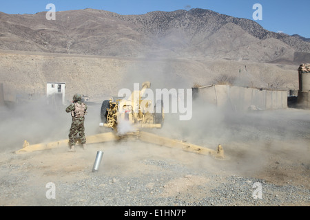 Ein Afghan National Army Soldat feuert eine D30 122 mm Haubitze während einer Übung bei Combat Outpost Najil, Provinz Laghman, Afghanistan Stockfoto