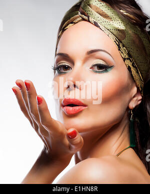 Orientalische Mode-Stil. Schöne Frau magische Gesicht. Weht einen Kuss Stockfoto