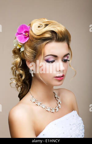 Frische. Weiblichkeit. Beauty Portrait elegante Frau mit Blumen. Verträumtheit Stockfoto