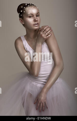 Extravaganz. Leistung. Glänzende Frau mit hellen Braun - Silber Make-up Stockfoto