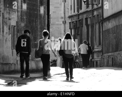 Silhouette Menschen auf eine teilweise gepflasterten Straße in Oxford in heller Sonne Stockfoto