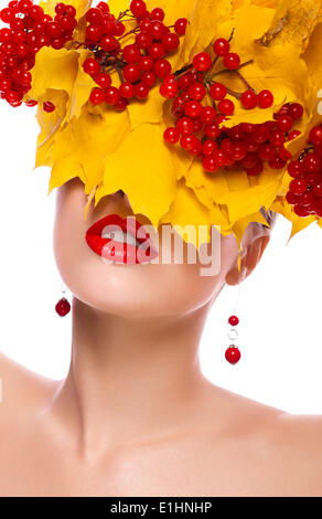 Im Herbst schöne Frau. Natürliches Make-up. Gelbe Blätter und Beeren Stockfoto