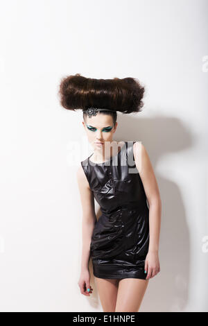 Moderner Stil. Lustige glamouröse Mode-Modell mit Punk-Frisur. Kreativität Stockfoto