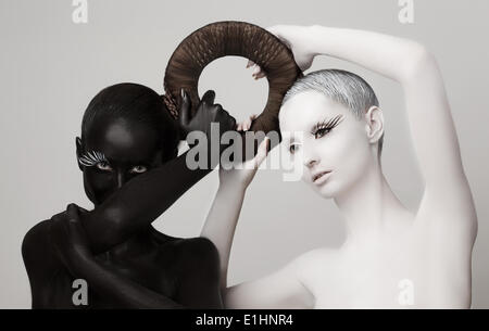 Fantasie. Yin & Yang esoterische Symbol. Schwarz & weiße Frauen Silhouetten Stockfoto