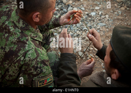 Soldaten der afghanischen Nationalarmee bereiten Seil während des Trainings gegen improvisierten Sprengsatz in der Provinz Farah, Afghanistan, Stockfoto