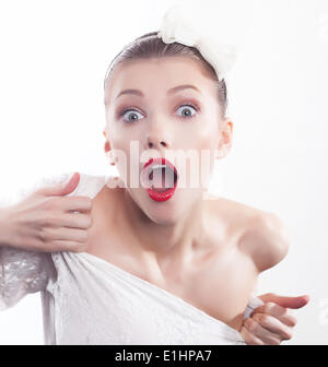 Aufgeregt schreien junge hübsche Frau isoliert auf weißem Hintergrund Stockfoto