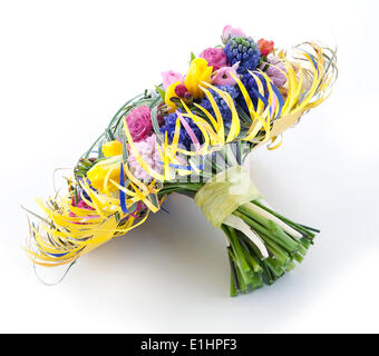 Geburtstag - frisches Bouquet aus bunten Gartenblumen auf weißem Hintergrund Stockfoto